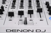 Denon DJ SC LIVE 4 WHITE Limited Edition + UDG Creator Hardcase Denon DJ SC LIVE 4 - 3